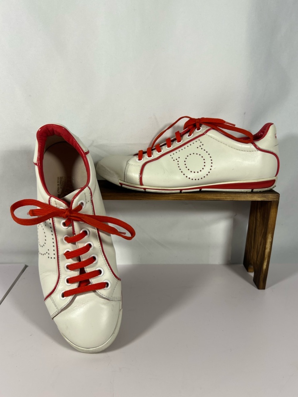 7025: Ferragamo Gancini Leather Sneakers White Red Lace Up Shoes 5.5